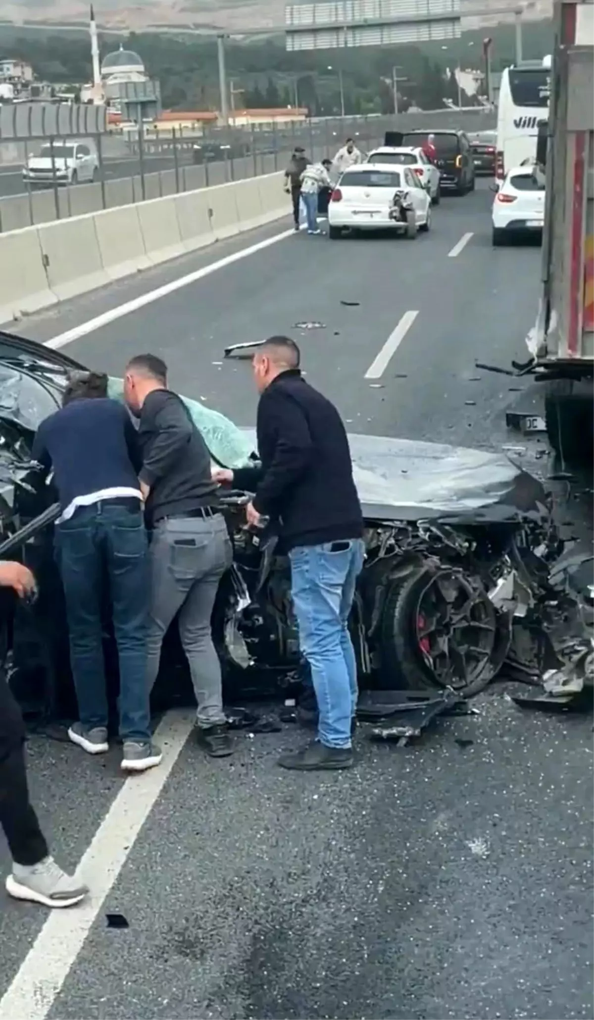 izmirde-kamyonete-carpan-otomobil-hurdaya-dondu-DkksAiSf.jpg