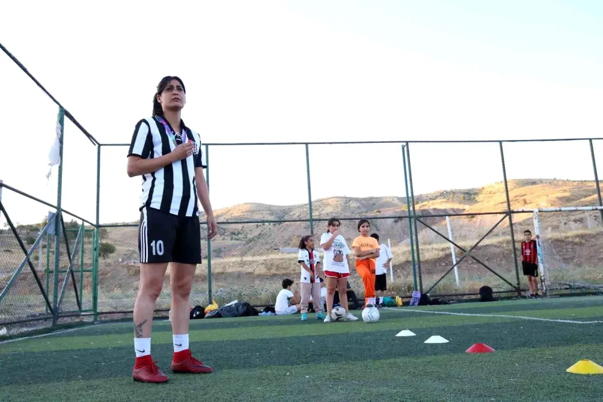 yagmur bor futbola tutkulu bir kadin muVr1ZJe