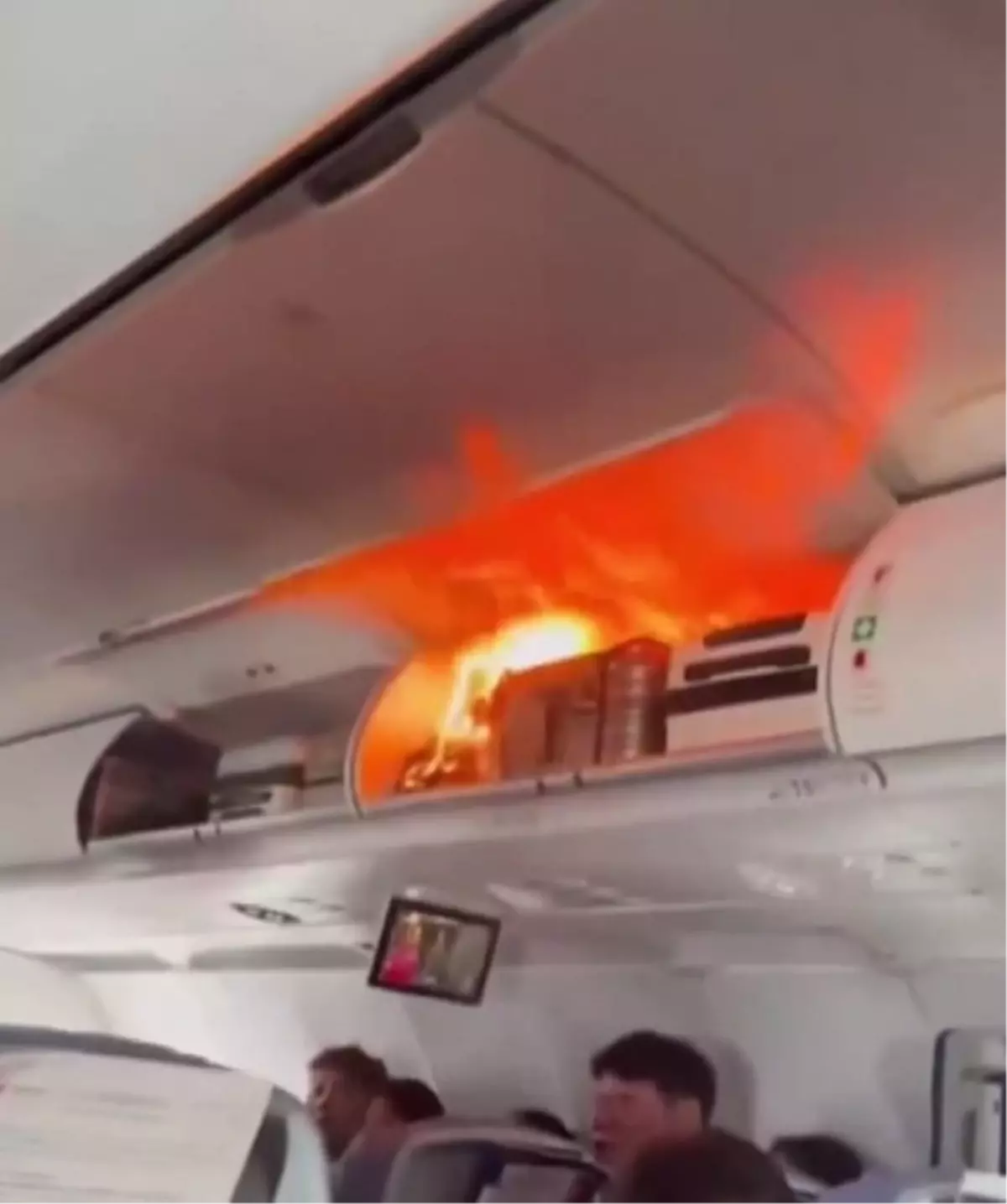 air china ucagi acil inis yapti PbkVyQyz.jpg