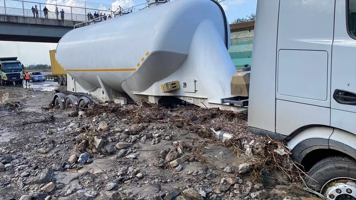 hatayda saganak otoyol ulasima kapandi CbP4EWkY.jpg