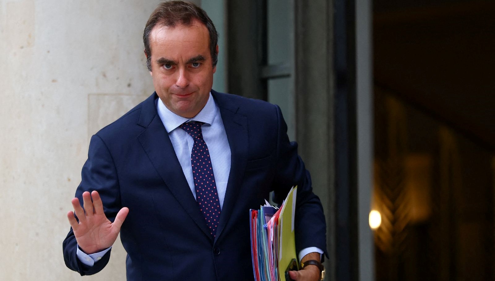 istifa etmisti macron lecornuyu yeniden basbakanliga atadi E7wTxFNm