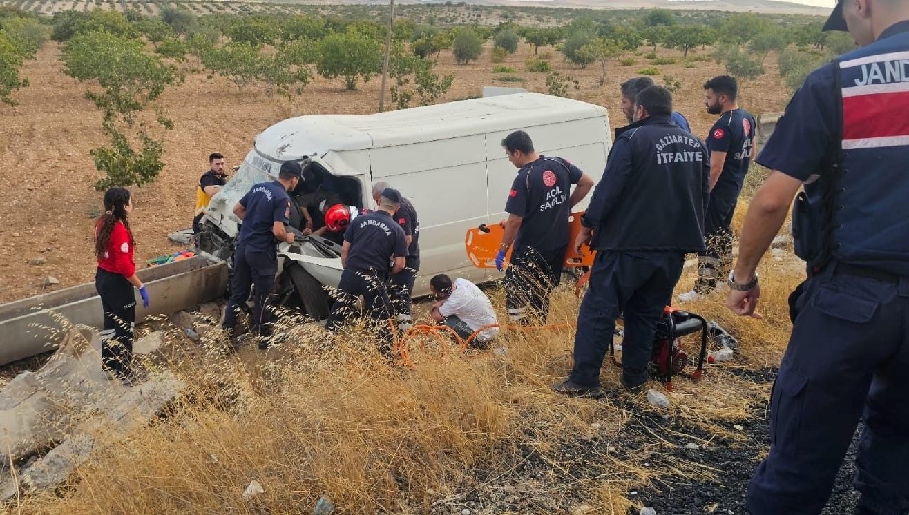 kamyonet sarampole uctu aracta sikisan kisiler agir yaralandi VlkDyH6d