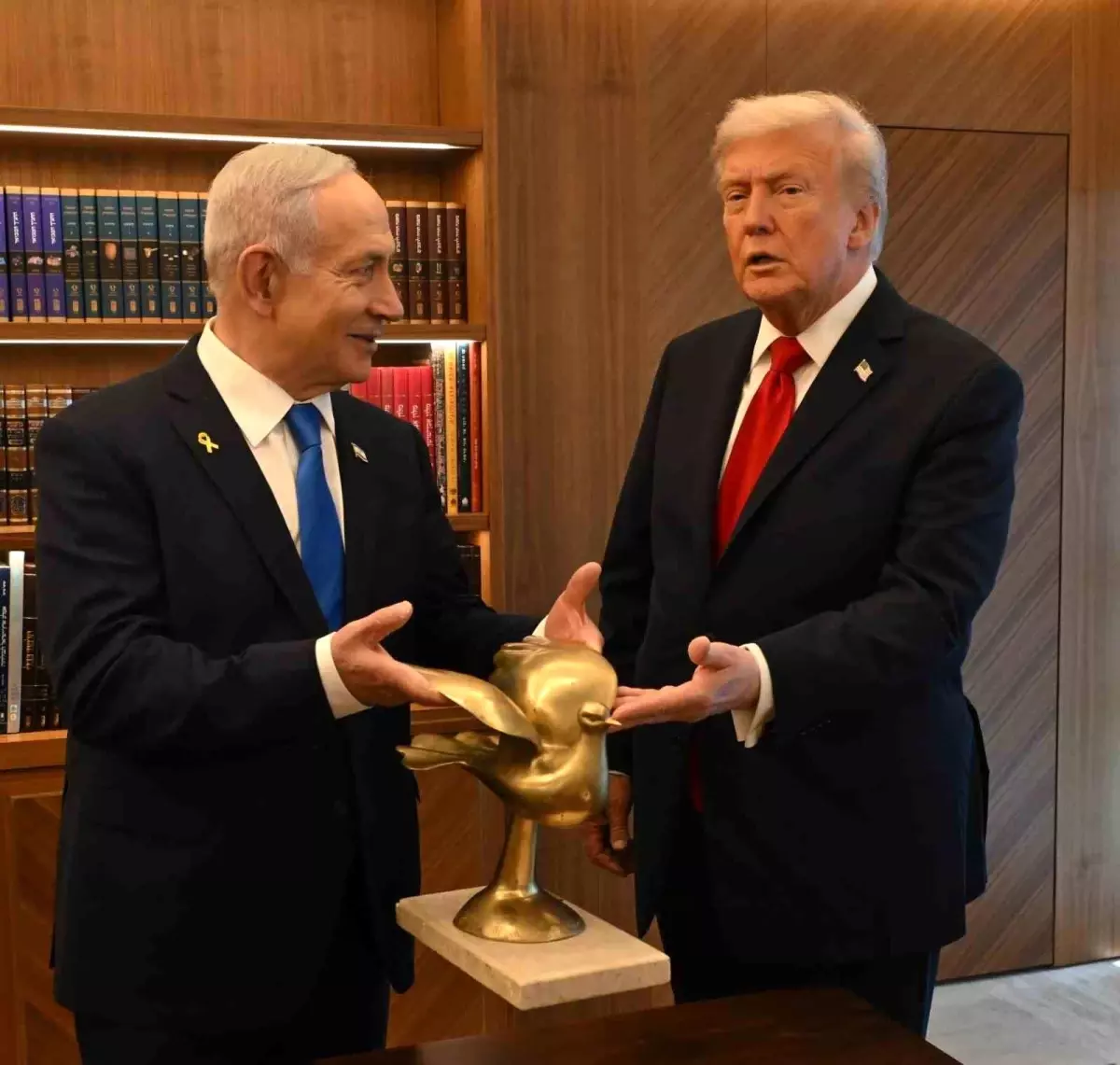 netanyahu trumpa altin guvercin hediye etti eIFpynGq.jpg