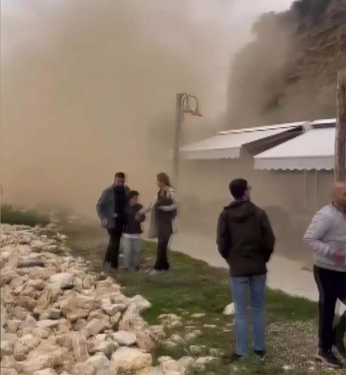 silivride toprak kaymasi kaya parcalari cay bahcesine dustu JQNB8qf3