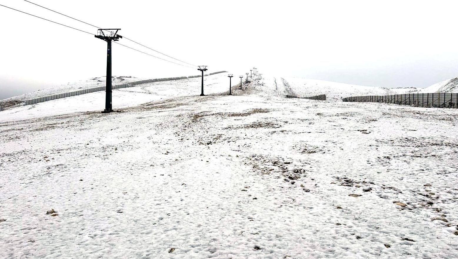 yagisli hava yerini kara birakti zirve beyaza burundu 8gKvqQBF.jpg