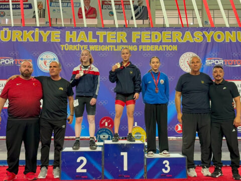 Genc halterci beyzanur ozturk bileciki gururlandirdi FzPteeUU